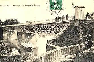 En 1909, une passerelle en bois dans le treillis métallique permet de traverser sous la chaussée.