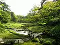 Le jardin avec une vue sur le pont.