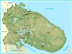 Carte en relief représentant une péninsule sur tout le centre-droit, baignée de trois côtés par des étendues d'eau. Au centre-gauche, des chaînes de montagnes sont représentées, qui font le lien avec le continent à gauche et en bas à gauche.