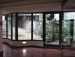 Murailles étrusques vues depuis le fond du musée.