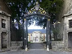 Grille d'entrée.