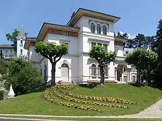 vue en couleurs sur un musée public entouré d'un parc.