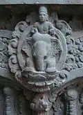 Indra, dieu de l'orage, ici dikpala (gardien) de l'est, chevauchant Airavata, les pattes repliées sur un lotus. Linteau, Sambor Prei Kuk S7, province de Kompong Thom. 1re moitié du VIIe siècle. Musée Guimet