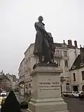 Statue de Nicéphore Niépce proche du musée.