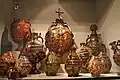 Poteries de Noron : fontaines, pichets d'amitié et bouquetière, grès, glaçure au plomb (1850-1900).