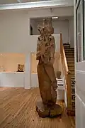 L'entrée de l'atelier avec la statue de Prométhée.
