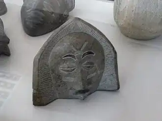 Tête stylisée.