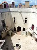 Vue sur la cour intérieure du donjon-musée.