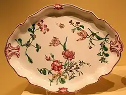 Plat oblong à décor floral