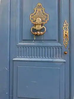 Vantail de la porte cochère.