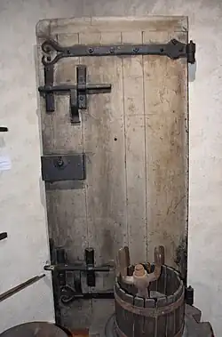 Porte de l'ancienne prison d'Ussel.
