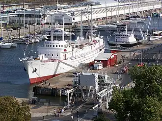 Le France I du musée maritime de La Rochelle depuis la tour Saint-Nicolas.