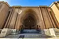 L'entrée principale du premier bâtiment est bâtie dans le style des voûtes sassanides, rappelant particulièrement l'iwan de Ctésiphon.