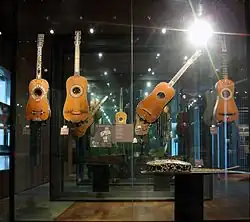 Guitares du XVIIe&nbsp;siècle avec au second plan celles de la famille Voboam.