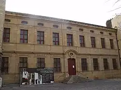 Façade du Musée Granet sur la place Saint-Jean-de-Malte, longée par la rue Cardinale
