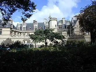 Hôtel de Cluny à Paris, reconstruit par Jacques d'Amboise au début du XVIe siècle.
