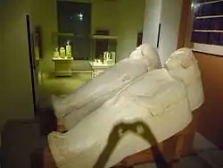 Sarcophages anthropomorphes phéniciens de Cadix, Ve&nbsp;siècle ; qui n'ont de comparaison qu'avec ceux trouvés à Palerme (Sicile). Il n'est pas établi s'il s'agit de l'œuvre d'un atelier local ou d'une importation de la Méditerranée centrale ou orientale.