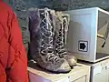 Chaussures en peau de renne utilisées lors de l'expédition au K2 de 1954.