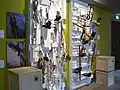 Exposition de piolets, chaussures d'escalade et crampons.