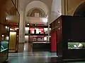 Vue de l'entrée de la salle 5 avec des éléments de la salle au premier plan