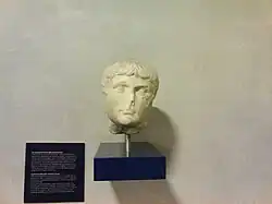 Tête en marbre retrouvée sur le chantier, très probablement de Néron (maintenant au musée de la gare de Neapolis)