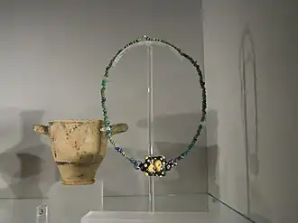 Un collier en pâte de verre.