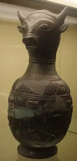 Bucchero à tête de taureau  Musée archéologique national (Florence).