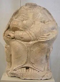 Kourotrophos : figure féminine portant des jumeaux. Megara Hyblaea, nécropole ouest, -550.