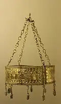Couronne votive, Trésor de Guarrazar, Espagne, VIIe&nbsp;siècle, musée du Moyen-âge (Cluny), Paris