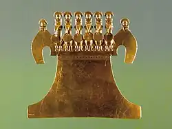 Pectoral. 21 x 22 cm. Six oiseaux aux ailes repliées, figures humaines accroupies sur leurs têtes. Tumbaga. Muisca, 600-1600 EC. Guatavita, Cundinamarca