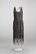 Robe en tulle de soie noir décoré de strass et perles, musée del Traje, Madrid.