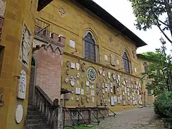 Façade à blasons.