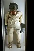 Scaphandre traditionnel, alimenté en air de surface et datant du XIXe&nbsp;siècle (Musée maritime de Barcelone).