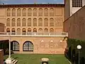 Facade décorée de scènes viticoles au musée de la vie rurale.