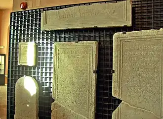 Dalles gravées.