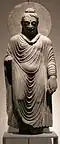 Statue de Bouddha de Takht-i-Bahi, IIe – IIIe&nbsp;siècles. Schiste, H. 98 cm. Musée d'art asiatique de Berlin-Dahlem.