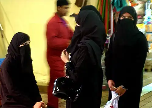Femmes dans la ville de Koweït, 2002.
