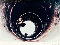 Haeberle photographie un corps jeté dans un puits.