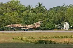 Un A-5C birman déployant son parachute de freinage à l’atterrissage.