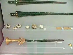Glaives de bronze incrustés d'or.