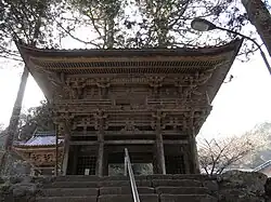 Sanmon à trois baies de rang moyen à Myōtsū-ji, préfecture de Fukui.