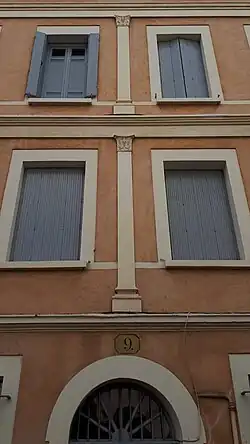 Immeuble néo-classique, no&nbsp;9 : détail des pilastres corinthiens.