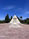 Monument derrière la pyramide