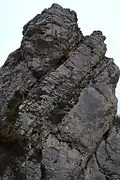 Pans inclinés d'une arête rocheuse.