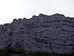 Tracé d'une voie d'escalade dans des parois rocheuses.