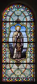 L'un des vitraux, représentant Ignace de Loyola.