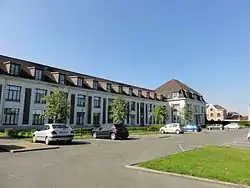 Les grands bureaux.