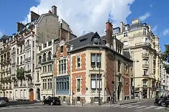 No&nbsp;30 (ou 19, rue Legendre) : ancien hôtel particulier du parfumeur Guerlain situé à l'angle des rues Legendre et de Tocqueville.