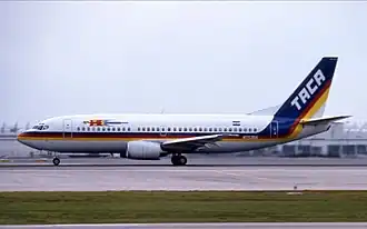 N75356, le Boeing 737-300 impliqué, ici photographié à l'aéroport international de Miami en juin 1989, un an après l'accident.