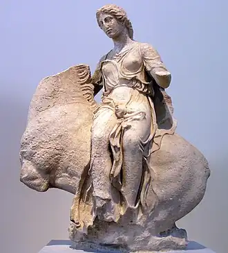 Néréide sur un cheval surgissant des eaux. Marbre pentélique. Acrotère droit du fronton ouest, par Timothéos.